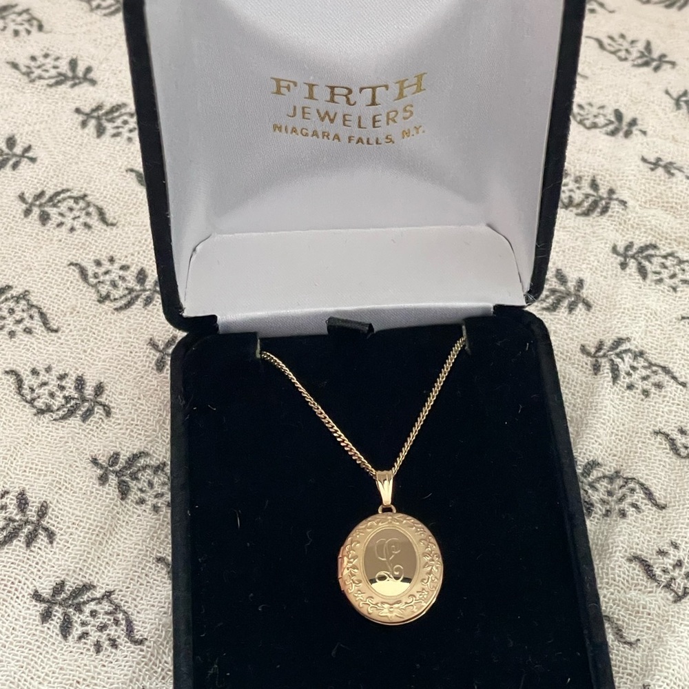 Vintage Y2K 2001 Yellow Gold Oval Locket and Chain Letter L Personalized Fancy